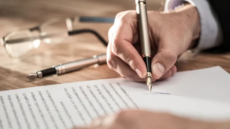 Signature d’un contrat de prêt immobilier : un fonctionnaire signant un document officiel, illustrant les démarches et avantages du prêt immobilier pour les agents publics en 2026.