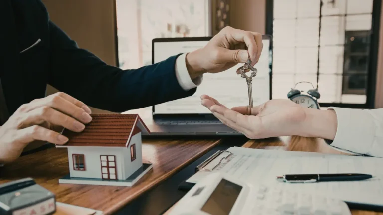Courtier CAFPI remettant les clés d’un logement lors d’un rendez-vous crédit immobilier – avis, tarifs et services 2026