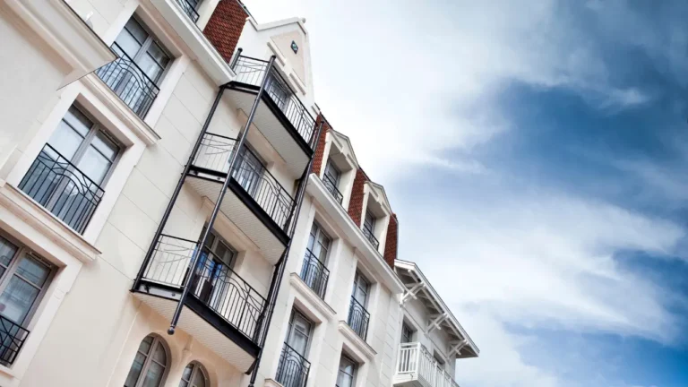 Résidence Fac Habitat avec balcons et façade urbaine, logements étudiants accessibles et solutions locatives en 2026.