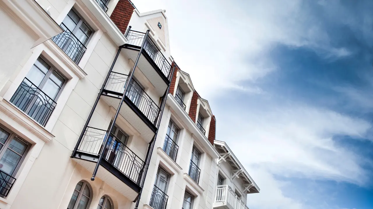 Résidence Fac Habitat avec balcons et façade urbaine, logements étudiants accessibles et solutions locatives en 2026.