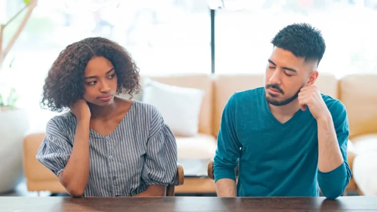 Couple en désaccord autour d’un crédit immobilier en indivision, illustration d’un coindivisaire payant seul les mensualités et de ses droits.