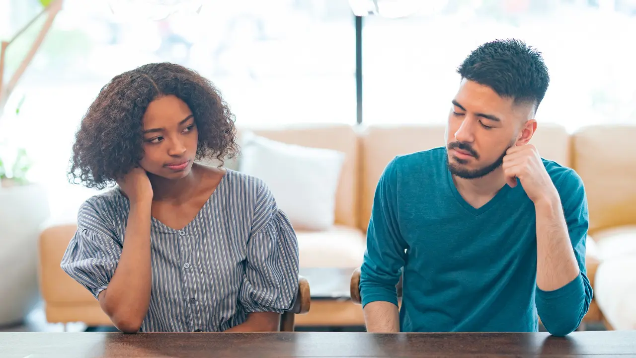 Couple en désaccord autour d’un crédit immobilier en indivision, illustration d’un coindivisaire payant seul les mensualités et de ses droits.